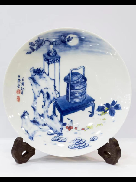   Decorated porcelain plate for autumn appreciation